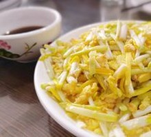 Stir-fried Eggs with Garlic Greens