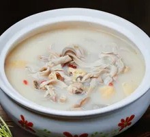 Braised Pig's Stomach and Chicken Soup in Clay Pot