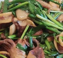 Stir-fried chives with squid tubes