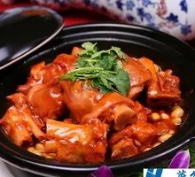 Braised Pork Trotter with Soybeans in Clay Pot