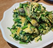Stir-fried Eggs with Leek and Seafood
