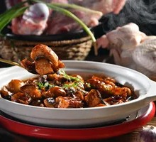 Braised Eel and Hoof Tendon in Clay Pot