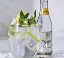 Golden Gin Tonic
