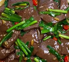 Stir-fried羊血 with leeks