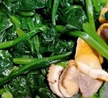 Spinach with Razor Clams
