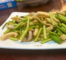 Squid Stir-fried with Garlic Shoots