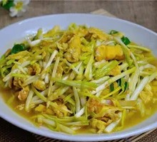 Stir-fried Eggs with Garlic Greens