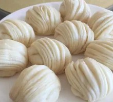 Flower-shaped steamed bun