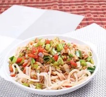 Garlic Shoot Stir-Fried Beef Noodles