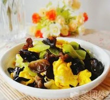 Stir-fried eggs with wood ear mushrooms