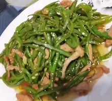 Stir-fried pork strips with green beans