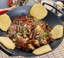 铁锅杂鱼饼子