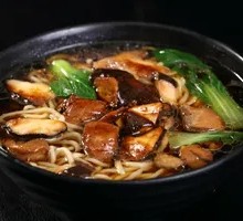 Stewed Chicken Noodles with Mushrooms