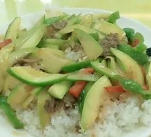 西葫芦炒肉盖浇饭