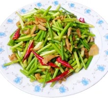 Stir-Fried Beef with Garlic Shoots