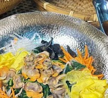 Mixed Razor Clams with Spinach in Noodle Sauce