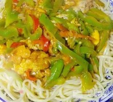 青椒炒蛋拌面