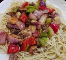 洋葱炒牛肉盖浇面