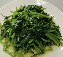 Stir-Fried Garlic Chrysanthemum Greens
