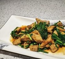 Stir-fried Fish Offal with Leeks