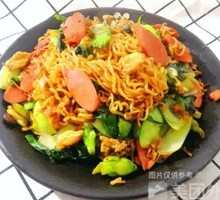 Sizzling Egg and Ham Stir-Fried Noodles