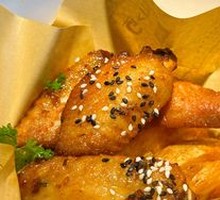 Sweet Garlic Chicken Wings with Fries