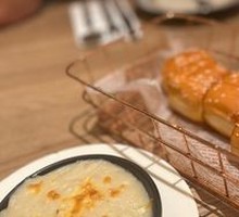 软香黄油面包佐芝士焗菌菇酱