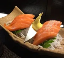 Spicy Salmon Rolls (4 pieces)