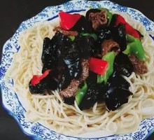 木耳炒肉盖浇面