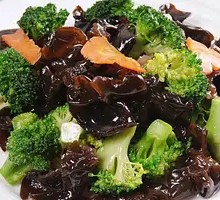 Fried Tofu Skin with Chinese Cabbage and Wood Ear Mushroom
