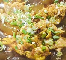 Fresh Rice Noodle Stir-Fried with Eggs