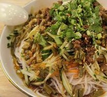 Sour Pickled Beans with Minced Pork and Rice Noodles