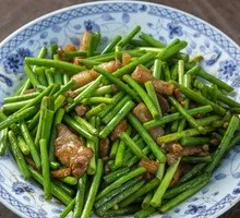 Stir-fried garlic shoots with pork