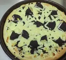 Oreo-filled Pizza