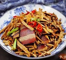 Stir-fried smoked bamboo shoots with preserved pork