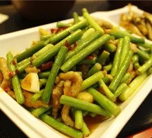 Garlic Shoots with Shredded Pork