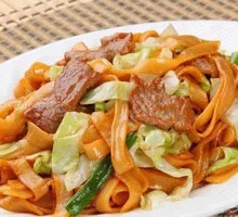 Stir-Fried Rice Noodles with Shredded Pork and Egg