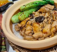 Braised Chicken with Mushrooms in Clay Pot Rice