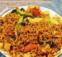 火腿鸡蛋炒方便面