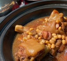Stewed Pig Trotters with Soybeans