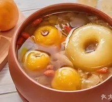 Loquat and Tremella Baked Pear