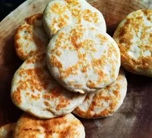 Pork-filled flatbread with donkey meat