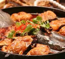 Bamboo-Cooked Catfish in Iron Pot