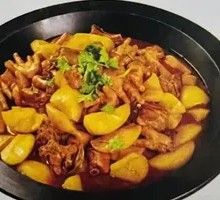 Stewed Pork Ribs and Chicken Feet in Iron Pot