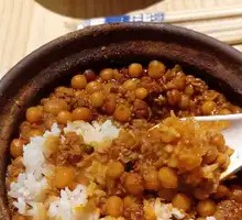 Braised Pork with Peas in Clay Pot