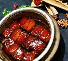 Wine-Scented Pork in Stone Pot