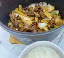 Braised Chicken Feet with Chicken in Clay Pot