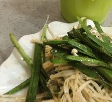 Enoki Mushroom and Chives Stir-fry