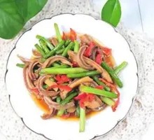 Stir-fried Pig Intestine with Garlic Shoots
