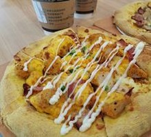 Golden Salted Egg Yolk Chicken Pizza